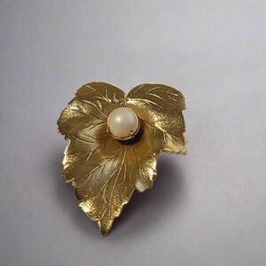 Vintage Sarah Coventry Leaf Brooch
